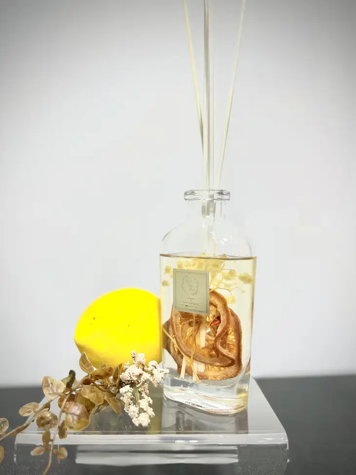 Lemon and Baby's Breath - Botanical Reed Diffuser - Mellow Monkey