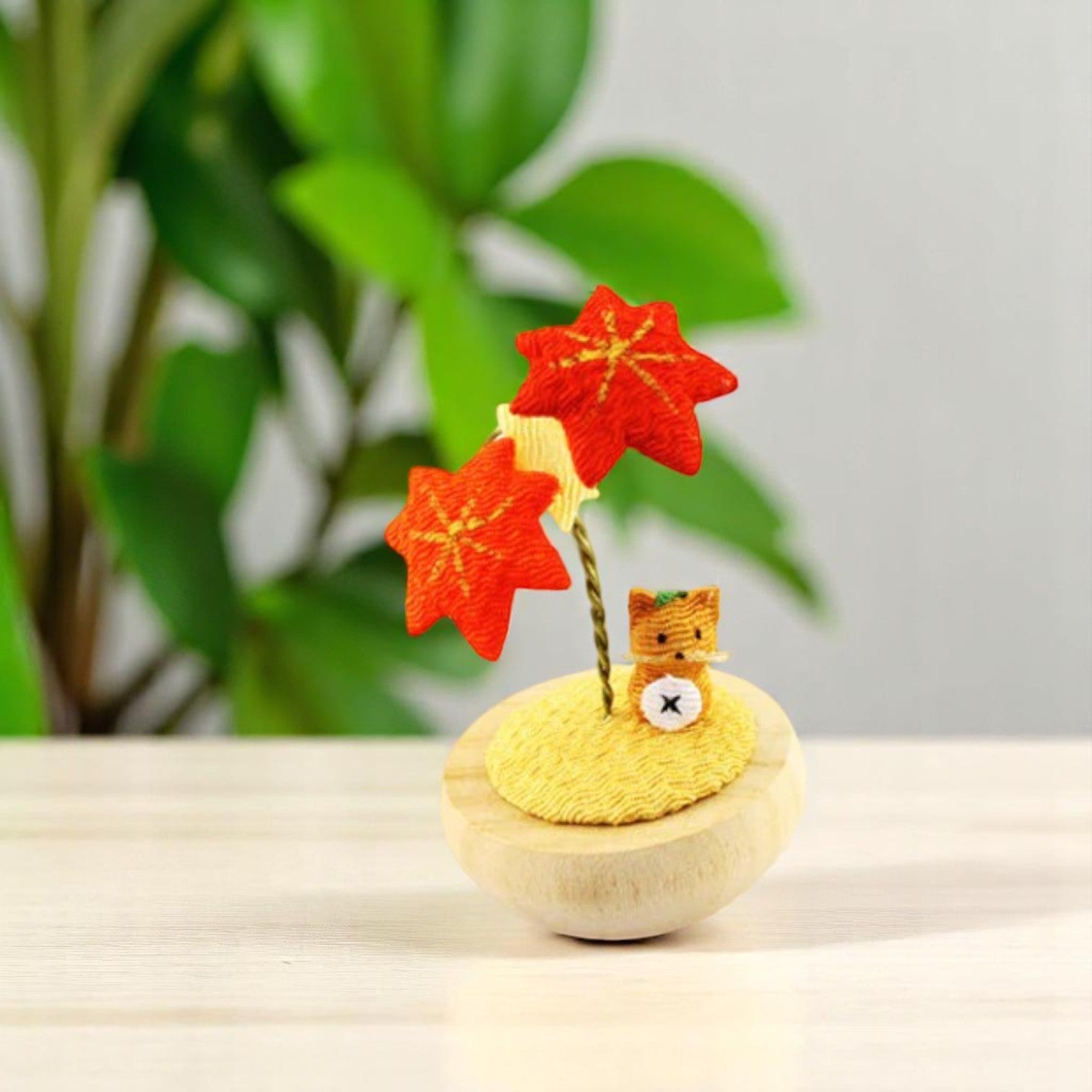 Yurayura Racoon with Red Maple Leaves - 2.5-in - Mellow Monkey