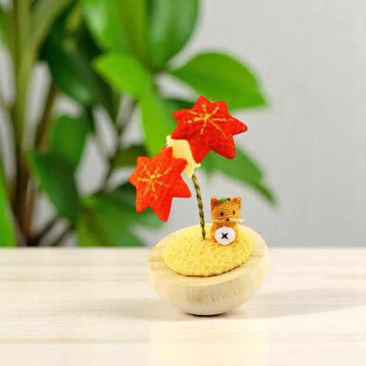 Yurayura Racoon with Red Maple Leaves - 2.5-in - Mellow Monkey