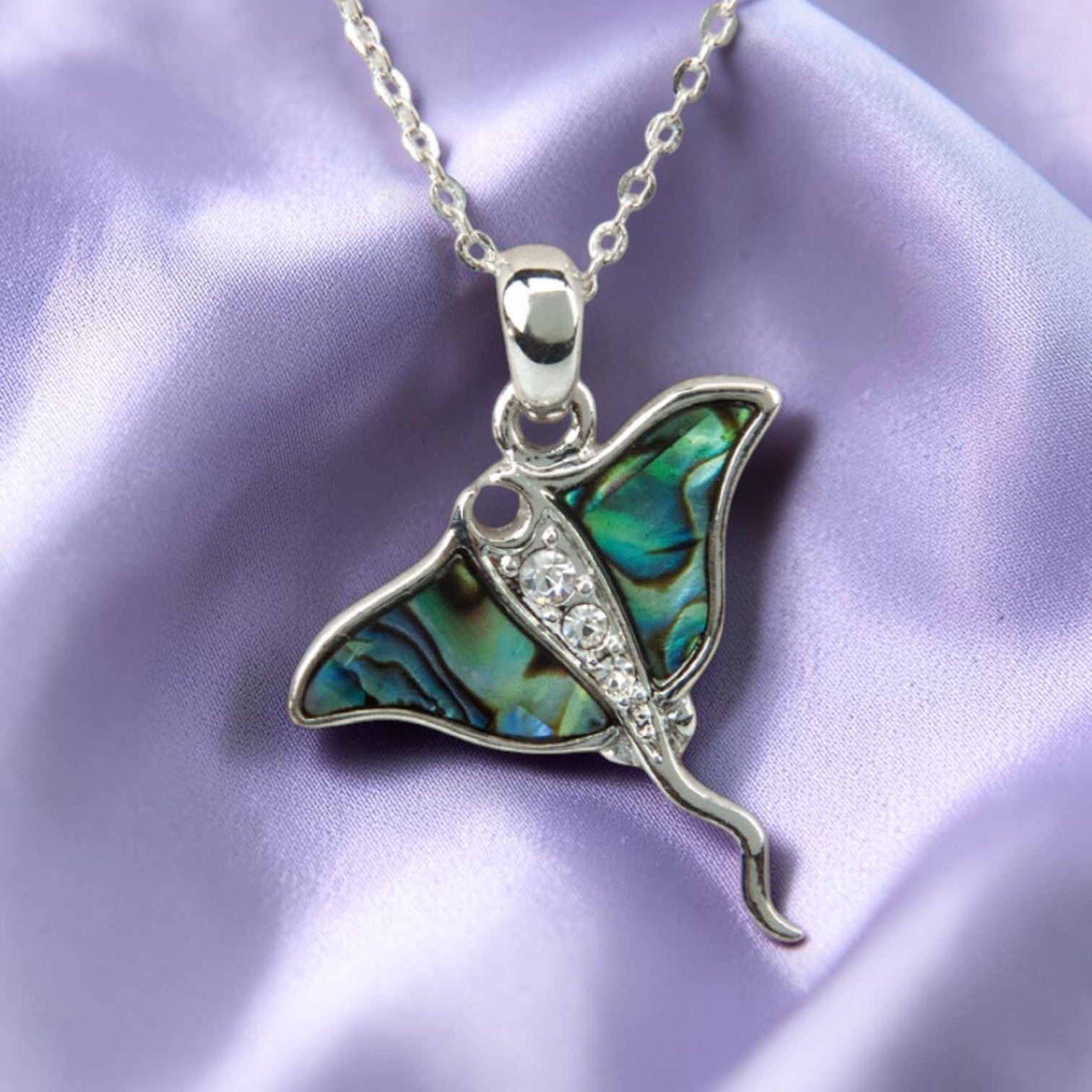 Wild Pearle Stingray Necklace - Mellow Monkey