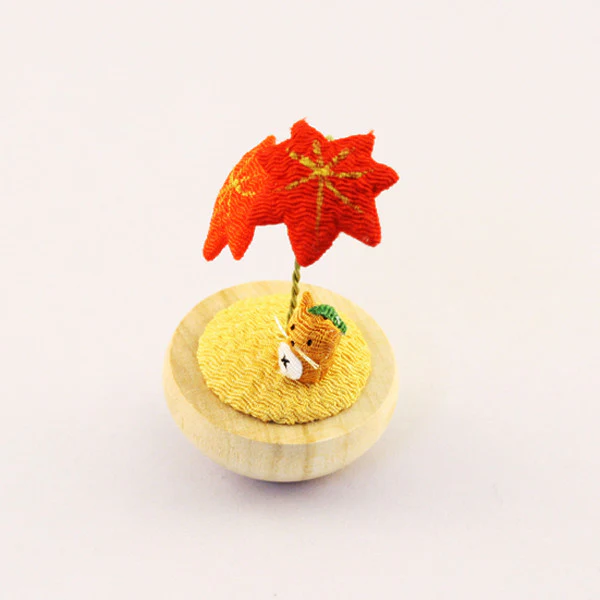 Yurayura Racoon with Red Maple Leaves - 2.5-in - Mellow Monkey