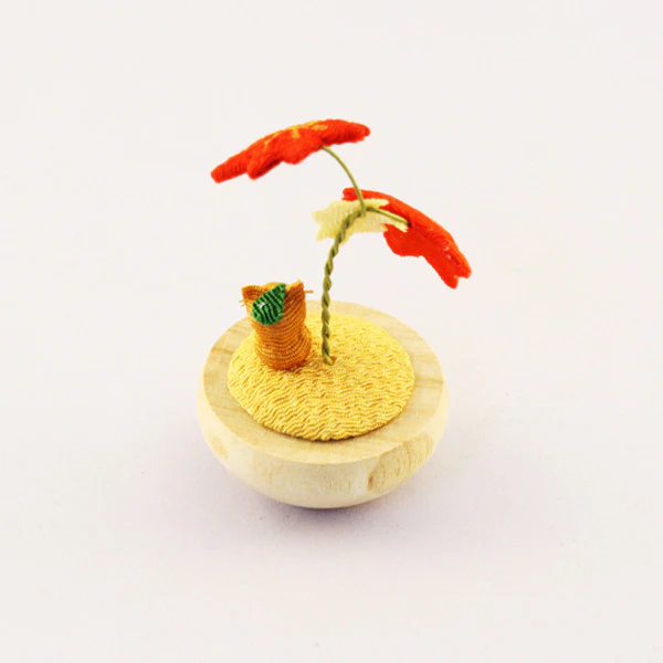 Yurayura Racoon with Red Maple Leaves - 2.5-in - Mellow Monkey