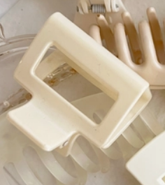 Camilla Claw Clip - Ivory Matte - Mellow Monkey