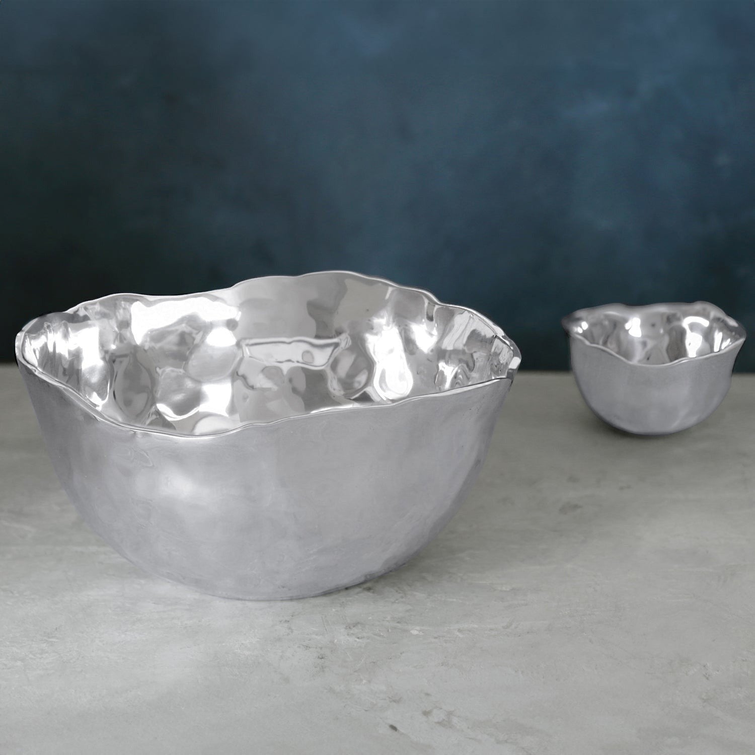 Mellow Monkey SOHO Osaka Medium Deep Bowl in silver, made of hammered aluminum alloy. 11-inch diameter, perfect for salads or as a centerpiece.