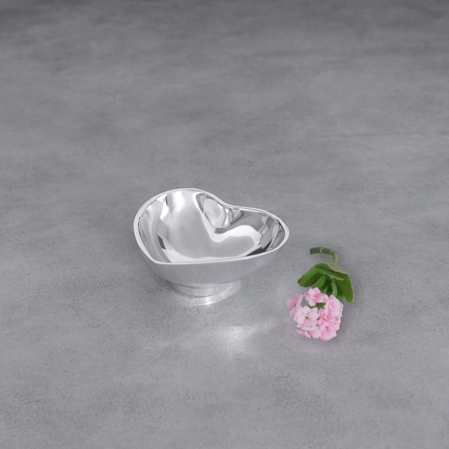 Mellow Monkey silver heart-shaped mini bowl made of aluminum alloy, perfect for serving snacks or holding jewelry.