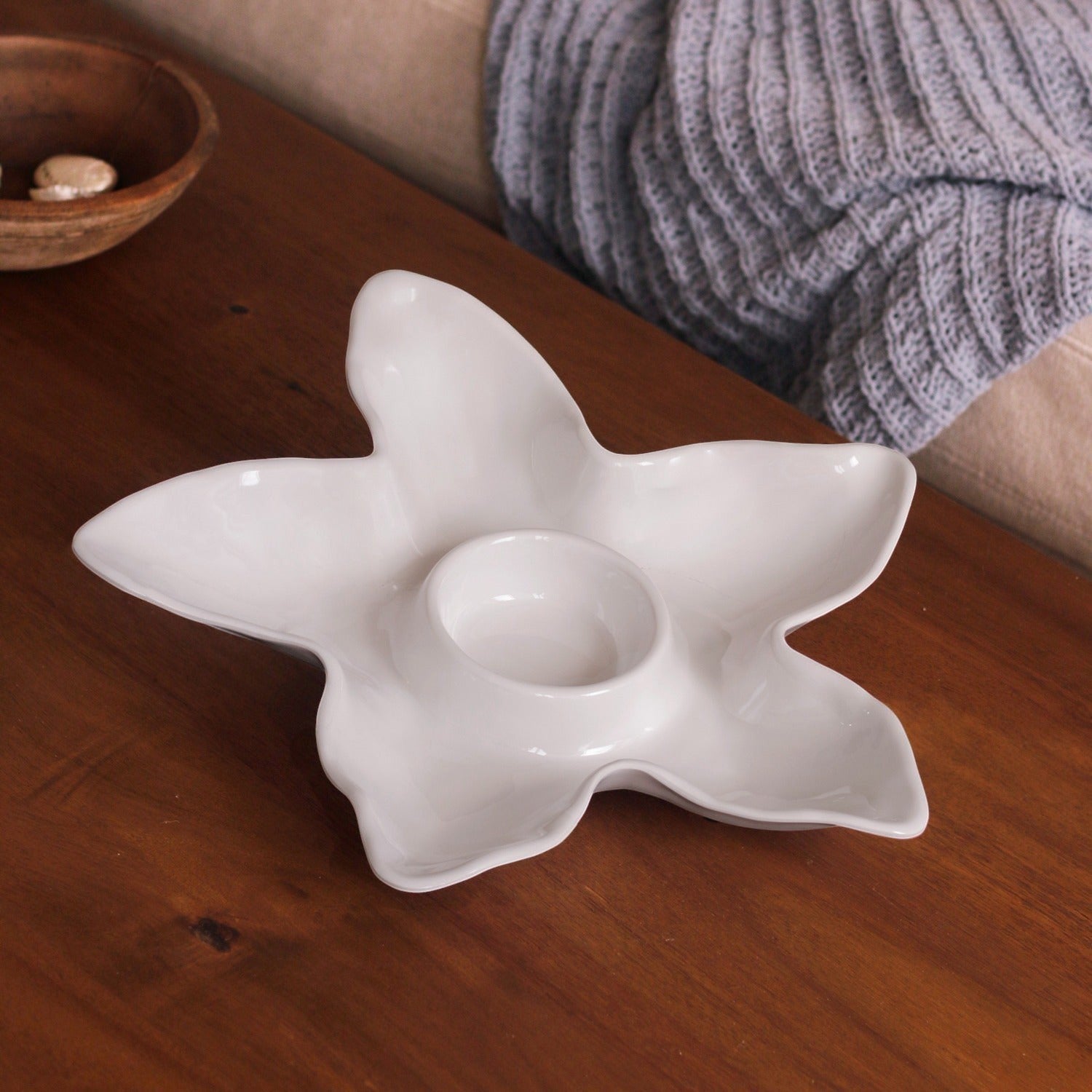 Mellow Monkey VIDA Ocean Starfish Chip and Dip in white ceramic. Features a central bowl for dip surrounded by five starfish-shaped sections for chips.