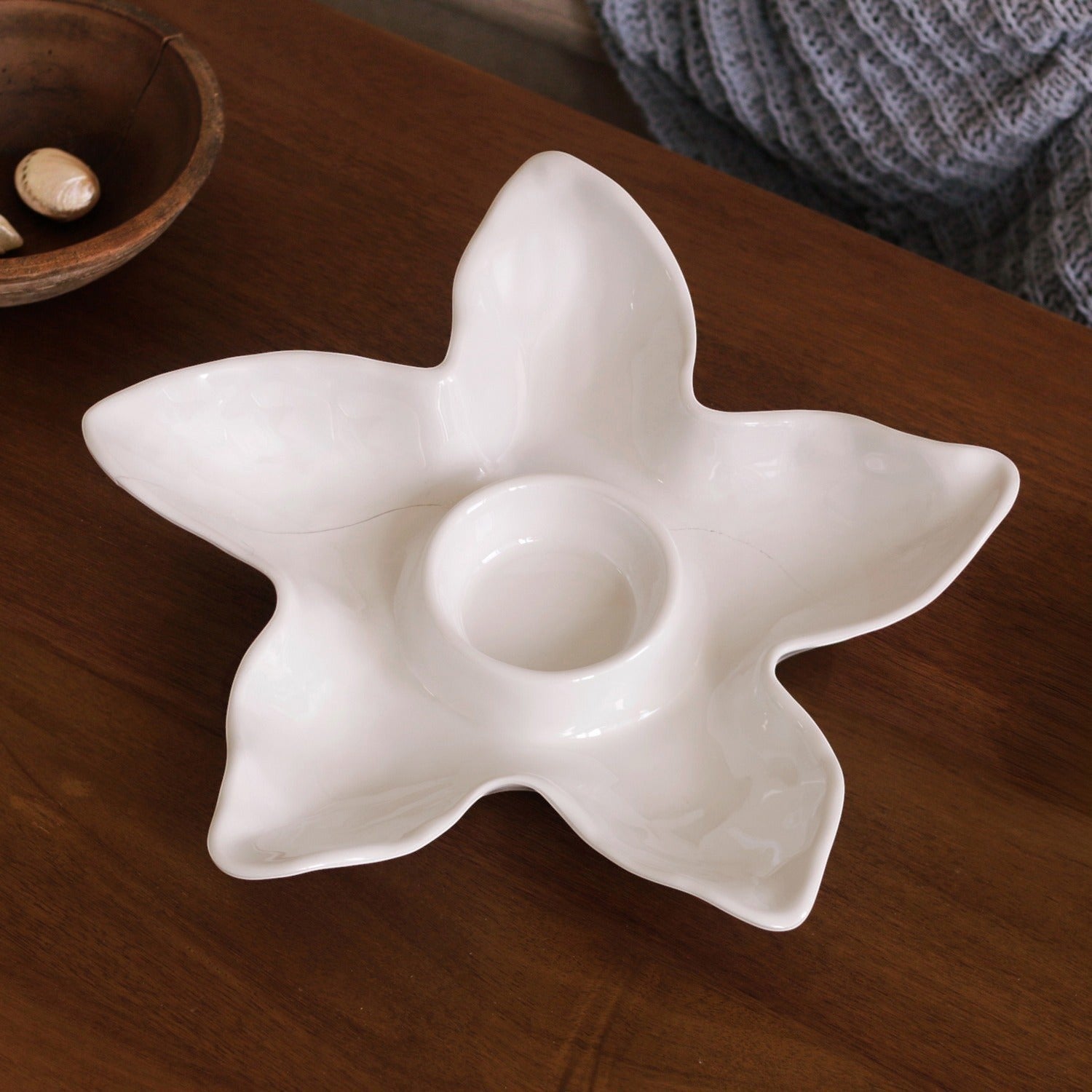 Mellow Monkey VIDA Ocean Starfish Chip and Dip in white ceramic. Features a central bowl for dip surrounded by five starfish-shaped sections for chips.