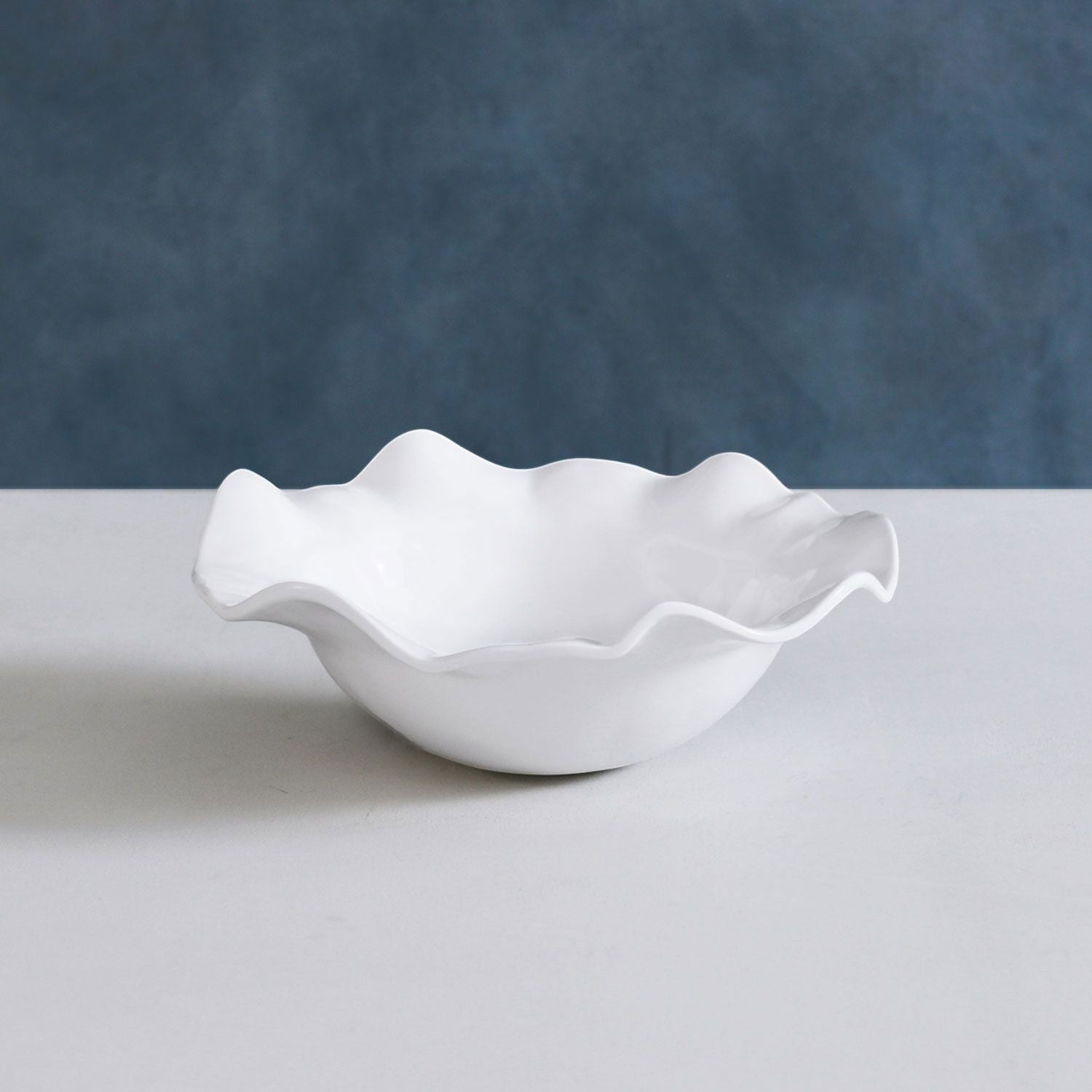 Mellow Monkey VIDA Havana Medium Bowl in white, made of BPA-free melamine with a ruffled edge. Ideal for salads, chips, or fruit.